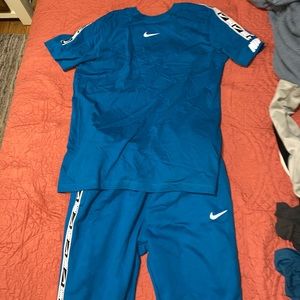 Mens Nike Mens Sportwear “REPEAT” tape outfit (BOTH SHIRT AND PANTS) both size M